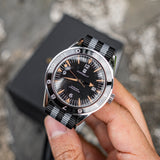 Corgeut Diver Automático 007 Spectre Plata/Nato OM-300